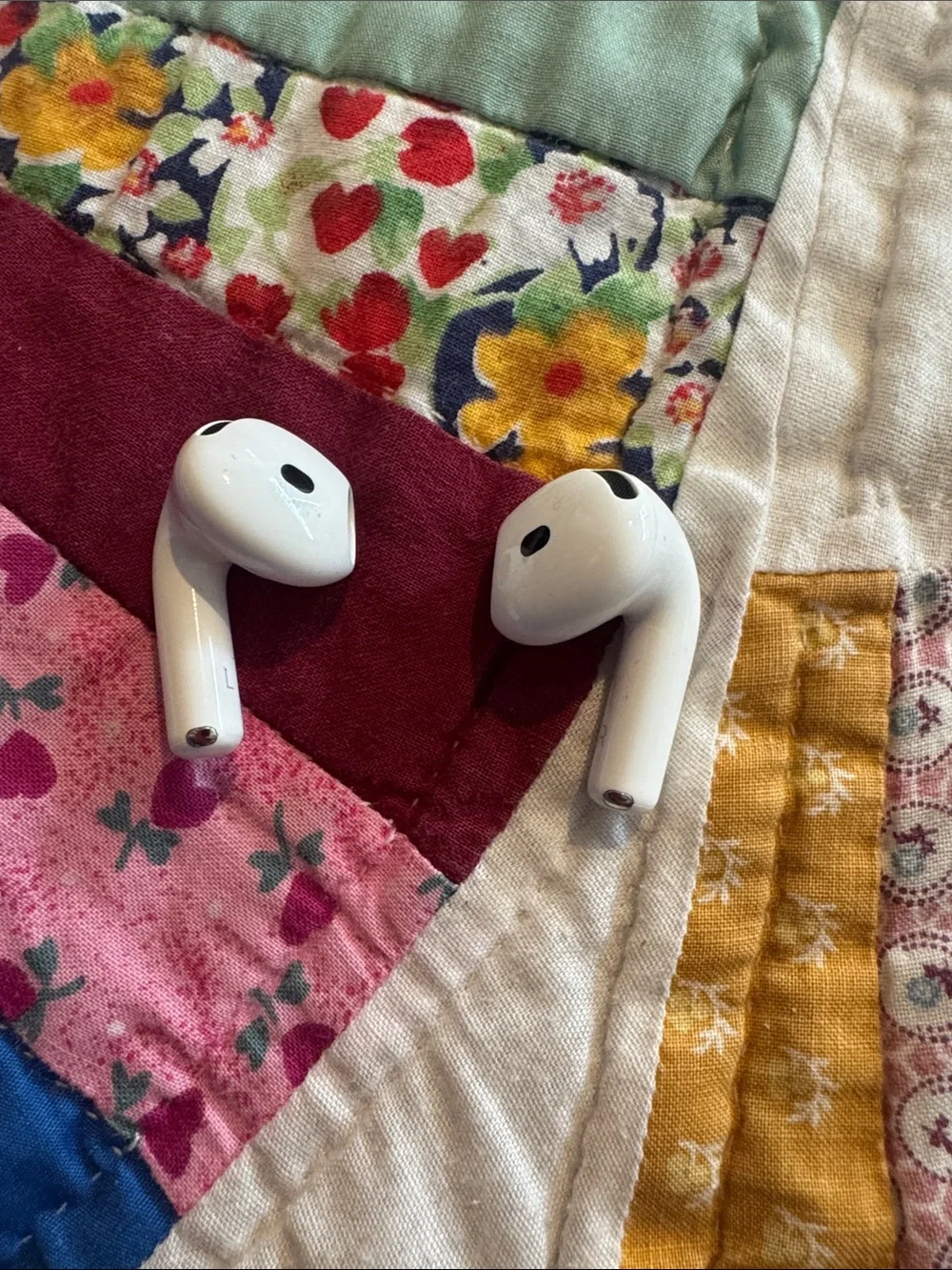 Apple 4th generation White Wireless Earbuds Charging Case and earbuds no box